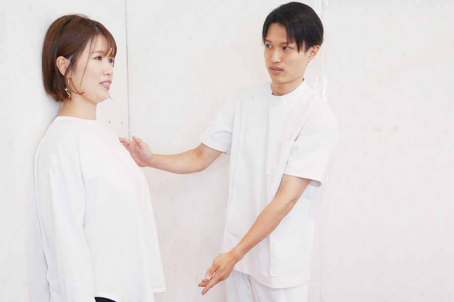 女性のお客様の検査をしている写真